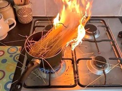 7 Momen Masak Spaghetti yang Gagal Ini Bikin Tepuk Jidat
