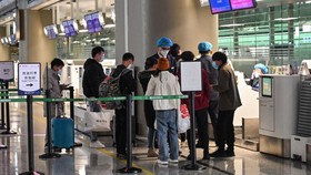 Keluarga Penumpang Serbu Bandara Minta Update Pesawat China yang Jatuh