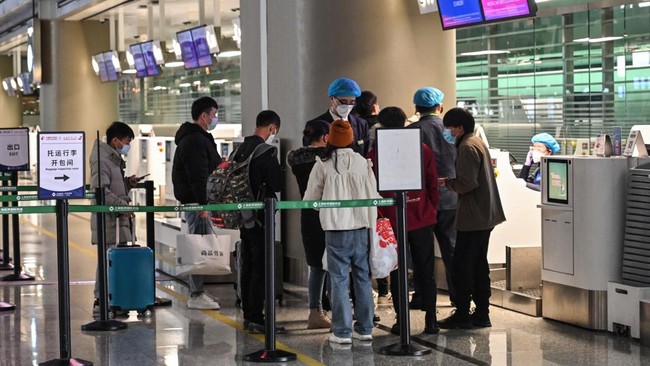 Keluarga penumpang China Eatern Airlines Mu5735 berdatangan ke bandara Guangzhou menunggu perkembangan soal pesawat yang jatuh.