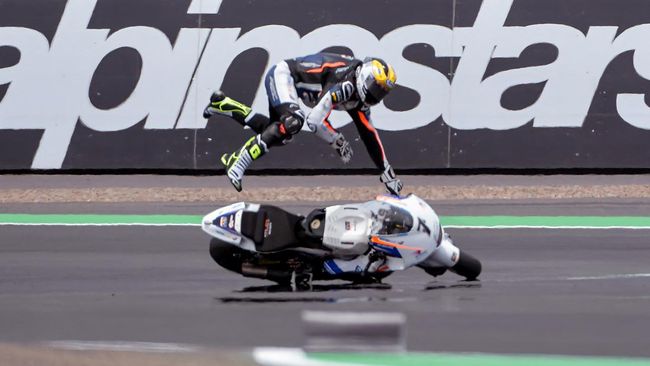 Moto2 Thailand Red Flag, Trek Tidak Aman Balapan Moto2 Thailand 2022 mengalami red flag setelah hujan deras membuat jarak pandang pembalap sangat pendek dan kondisi trek yang tidak aman bagi pembalap.