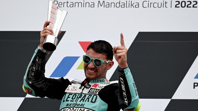 Pemenang Moto3 Mandalika, Dennis Foggia, mensiasati cuaca panas di Sirkuit Mandalika dengan menaruh helm dan sarung tangan di kulkas serta mengantongi es batu.
