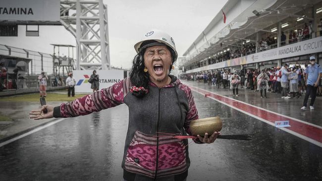 Hujan deras mengguyur sirkuit Motegi tempat berlangsungnya MotoGP Jepang. Pihak MotoGP pun mengenang aksi Rara Pawang Hujan asal Indonesia.
