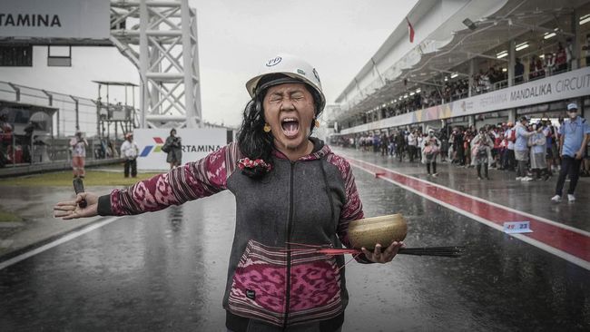 Rara Pawang Hujan Somasi Pesulap Merah soal Stand Up Comedy Mandalika Rara Pawang Hujan somasi Pesulap Merah karena tersinggung aksinya di Moto GP Mandalika 2022 disebut sebagai stand up comedy.