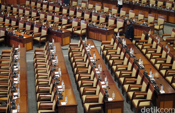 bangku kosong masih terlihat pada saat paripurna