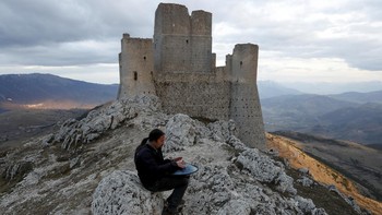 FOTO: Membangkitkan Pesona Kastil Tua Rocca Calascio di Italia