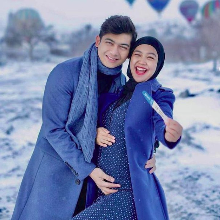 <p>YouTuber Ria Ricis juga mengumumkan kehamilan pertamanya di luar negeri, Bunda. Pada Maret 2022, Ricis membagikan kabar kehamilannya ini saat berada di Cappadocia, Turki. Saat itu, Ricis mengunggah foto bersama mantan suaminya Teuku Ryan dan memperlihatkan hasil test pack positif. Pada Juli 2022, Ricis melahirkan anak pertamanya yang diberi nama Cut Raifa Aramoana. (Instagram&nbsp;@riaricis1795)</p>