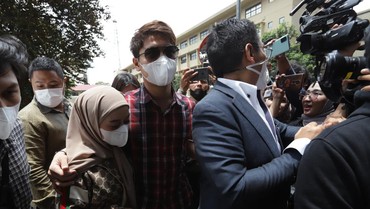 img-title Buntut Terima Uang Sekoper, Rizky Billar & Lesti Bakal Diperiksa Polisi