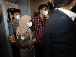 Raut Tegang Rizky Billar saat Ditemani Lesti ke Bareskrim