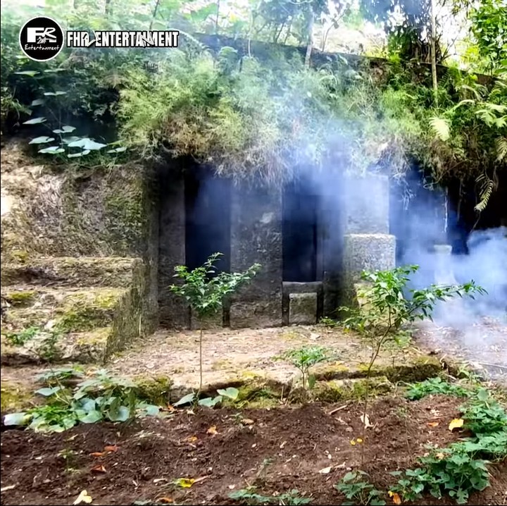 <p>Rumah batu ini dikelilingi halaman yang cukup luas. Keluarga Jajang memanfaatkan lahan yang ada untuk menanam beberapa jenis palawija. (Foto: YouTube FHR 21 ENTERTAINMENT)<br /><br /><br /></p>