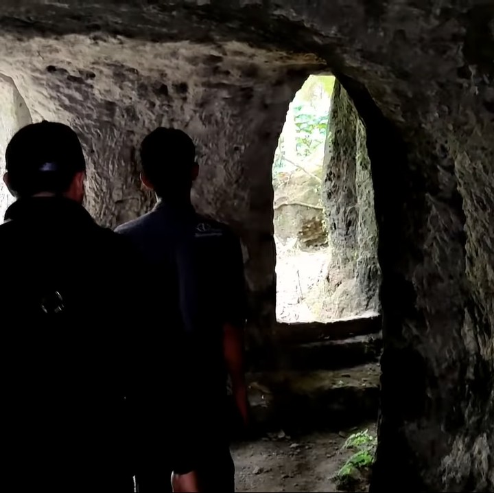 <p>Jajang berharap memiliki uang lebih untuk mengelola rumah tersebut agar kembali layak huni. Bagaimana menurut Bunda? (Foto: YouTube FHR 21 ENTERTAINMENT)</p>
