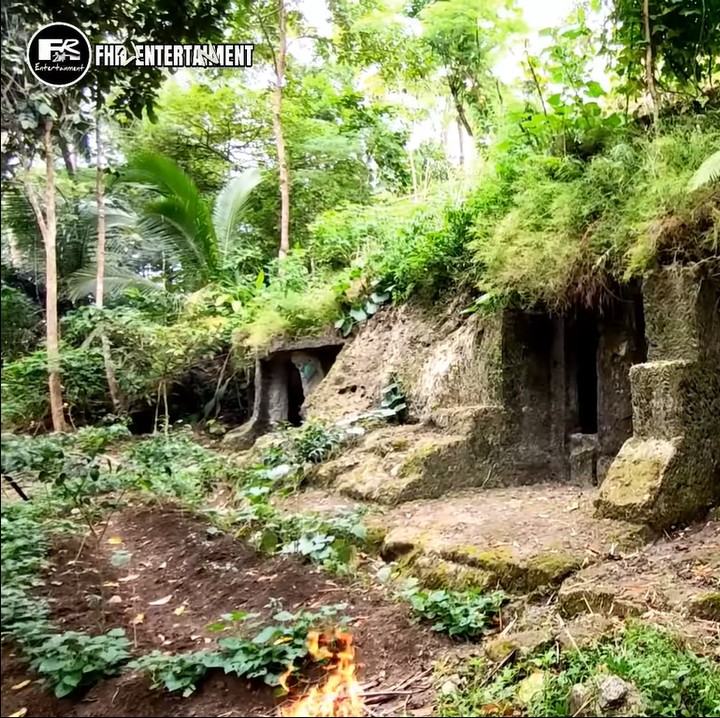 <p>Sebuah keluarga membuat rumah unik dari batu, Bunda. Rumah tersebut terletak di tengah hutan, tepatnya di Kampung Cintasari, Desa Cibatu, Kecamatan Karangnunggal, Kabupaten Tasikmalaya, Provinsi Jawa Barat. (Foto: YouTube FHR 21 ENTERTAINMENT)<br /><br /><br /></p>