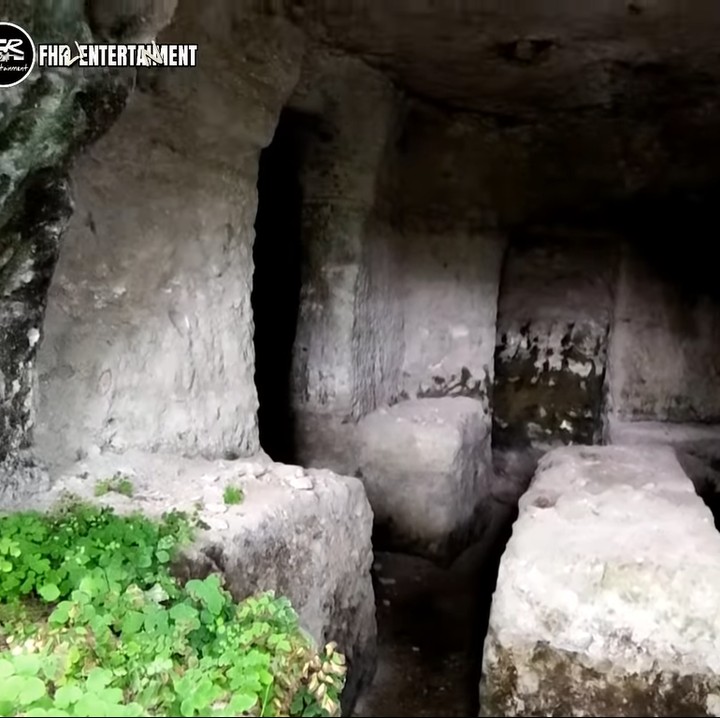 <p>Jajang menunjukkan beberapa bagian rumah batunya. Katanya, semuanya terdiri dari tiga bangunan. (Foto: YouTube FHR 21 ENTERTAINMENT)<br /><br /><br /></p>