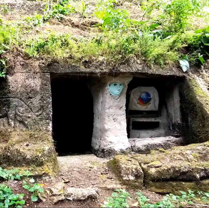 <p>Diungkap Jajang, salah satu anak dari pemilik rumah tersebut, rumah itu awalnya dibangun karena iseng. Sebelumnya, keluarga mereka ingin membuat kolam di tengah kebun.(Foto: YouTube FHR 21 ENTERTAINMENT)<br /><br /><br /></p>