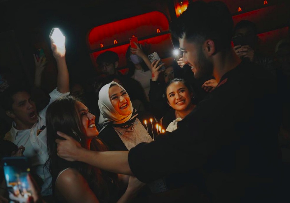 Kemesraan Sabda Ahessa dan Wulan Guritno