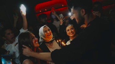 Mesra Pakai Baju Adat Jawa, Wulan Guritno & Sabda Ahessa Foto Prewed?