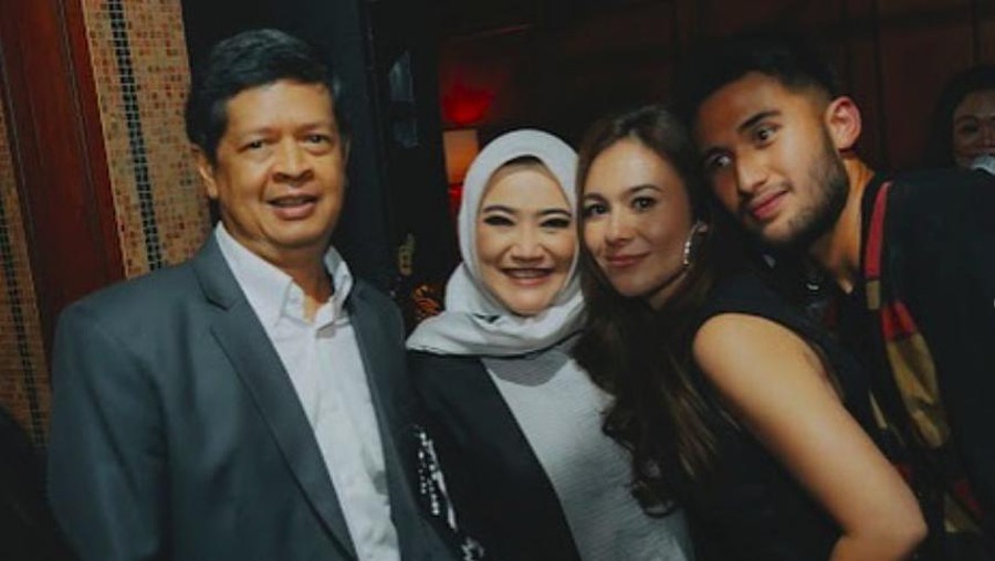 Sabda Ahessa Kemesraan Sabda Ahessa dan Wulan Guritno