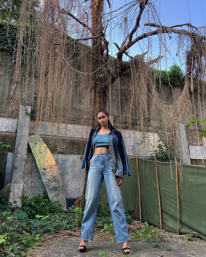 Sarah mempunyai selera fashion yang selalu mencuri perhatian. Ia selalu membagikan ootd nya di akun instagramnya @sarahtumiwa. Source: instagram.com/sarahtumiwa