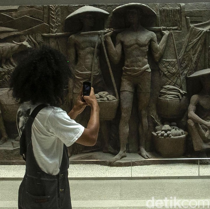 <p>Gedung baru Sarinah juga menyimpan harta karun penginggalan era Soekarno. Ada relief bebatuan yang kini dipindahkan ke pintu masuk mal. Dahulu, relief ini sempat disembunyikan di bawah tanah untuk direstorasi karena Sarinah sempat mengalami kebakaran di tahun 80-an. (Foto: Rifkianto Nugroho/detikcom)</p>