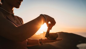 Terapi dengan Singing Bowl, Mangkuk Emas yang Dibawa Roro Pawang Hujan