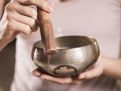 Viral Dipakai Pawang Hujan di Mandalika, Singing Bowl Bisa untuk Terapi Lho