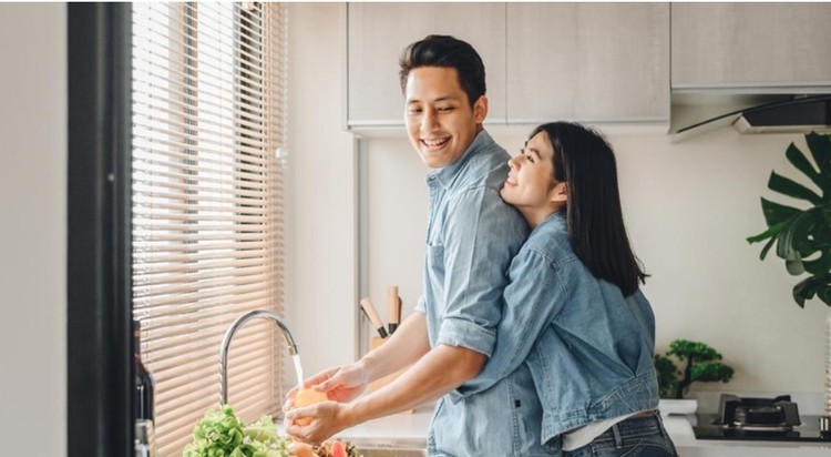 Menjaga keintiman dengan suami di bulan Ramadan tak melulu soal hubungan seks. Apa saja tips yang perlu dijalankan?