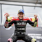 Aksinya Bikin Histeris, Segini Harga Helm Aleix Espargaro yang Dilempar ke Penonton MotoGP Mandalika
