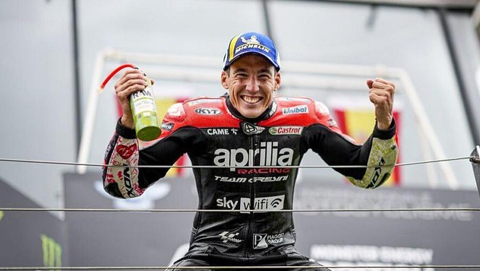 Aksinya Bikin Histeris, Segini Harga Helm Aleix Espargaro yang Dilempar ke Penonton MotoGP Mandalika
