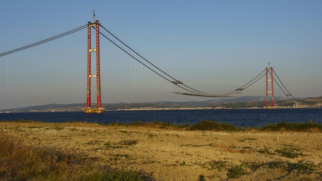 Turki resmi membuka Jembatan Canakkale 1915 yang menghubungkan benua Eropa dan Asia, yang menjadi jembatan dengan bentang tengah terpanjang di dunia.