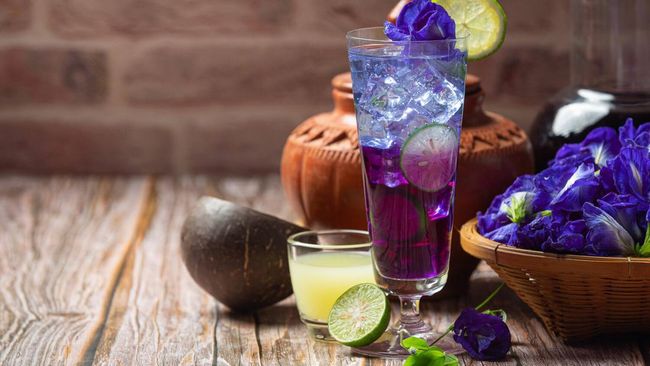 Bunga telang dikenal memiliki beragam manfaat kesehatan. Biasanya bunga dikeringkan lalu diseduh sebagai minuman.