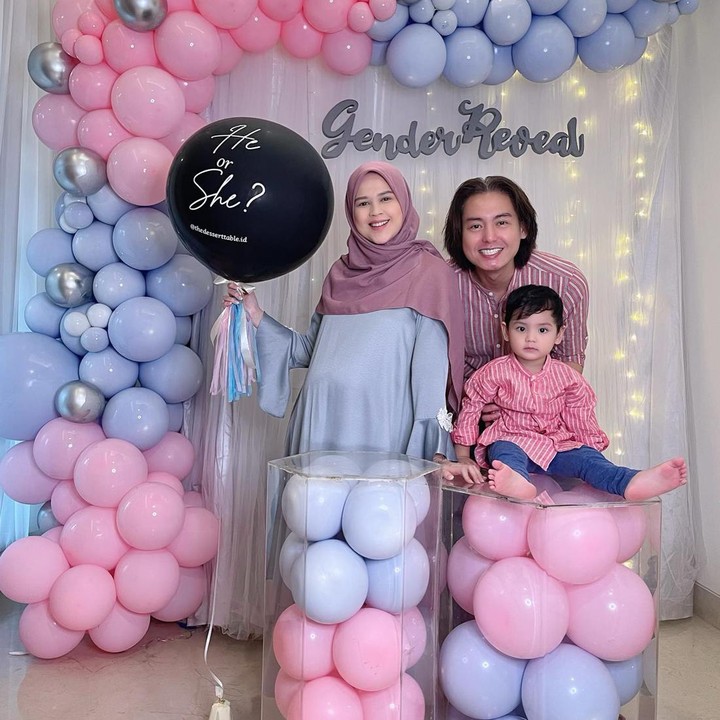 <p>Acara gender reveal tidak dihadiri keluarga dan kerabat. Cut Meyriska dan Roger hanya merayakan bertiga bersama anak pertama mereka, Shaquille Kaili Danuarta. (Foto: Instagram @cutratumeyriska)</p>
