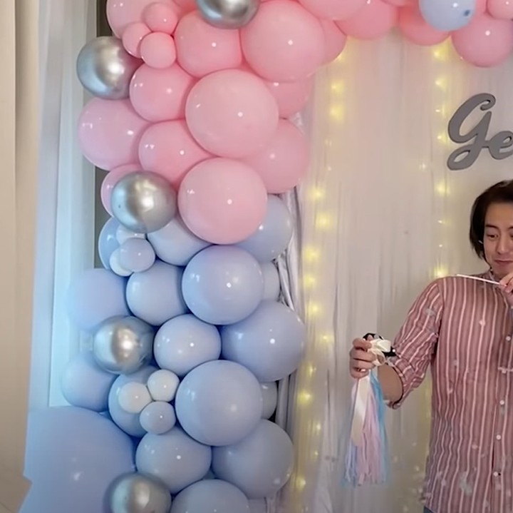 <p>Ya, balon hitam besar yang dipecahkan oleh Roger berisi balon-balon kecil berwarna biru muda. Artinya, anak kedua pasangan ini adalah laki-laki. (Foto: YouTube RogerChika Journey)</p>