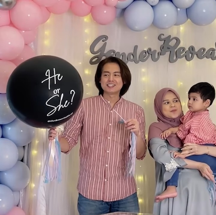 <p>Gender reveal anak Cut Meyriska dan Roger ada di dalam balon hitam besar ini, Bunda. Ayo tebak jenis kelamin anak kedua pasangan ini? (Foto: YouTube RogerChika Journey)</p>