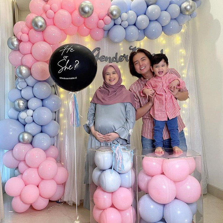 <p>Dekorasi baby gender reveal dibuat sangat sederhana. Hiasan dipenuhi balon berwarna merah muda yang menandakan anak perempuan, dan biru muda yang menandakan anak laki-laki. (Foto: Instagram @cutratumeyriska)</p>
