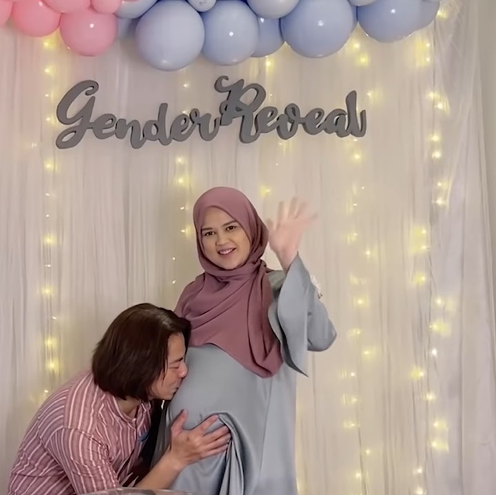 <p>Roger Danuarta tampaknya tak mempersoalkan jenis kelamin sang buah hati meski salah menebak. Ia terlihat bahagia dan mencium perut istri tercintanya setelah jenis kelamin anak terungkap. (YouTube RogerChika Journey)</p>
