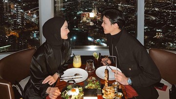 JANIN ANAK KEMBAR DINDA HAUW DIMAKAMKAN DI RUMAH