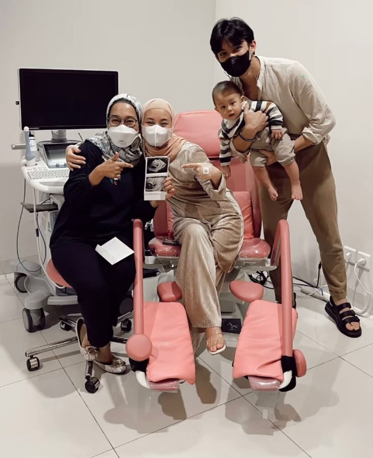 Dinda Hauw dan Rey Mbayang