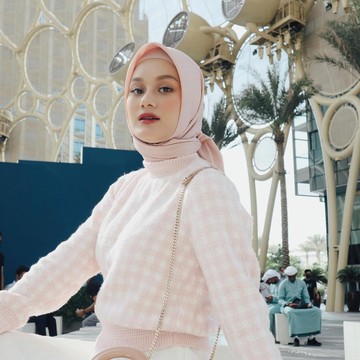 Inspirasi Gaya Kasual yang Modis ala Dinda Hauw untuk Bukber