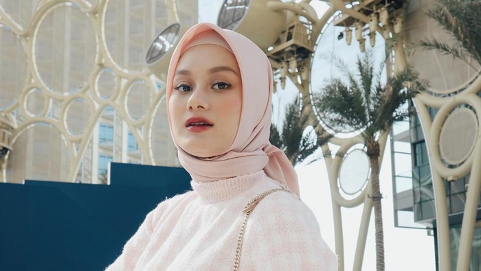 Inspirasi Gaya Kasual yang Modis ala Dinda Hauw untuk Bukber