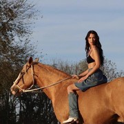 Bella Hadid Ungkap 6 Fakta yang Jarang Diketahui Seputar Dirinya ke Vogue