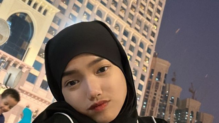 Gaya Fujianti Utami Putri pakai hijab syar'i&period;