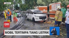 VIDEO: Hujan Angin di Ibukota Jakarta, Tiang Listrik Roboh Timpa Mobil