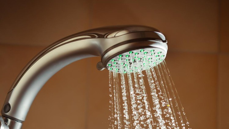 Ilustrasi mandi shower with flowing water and steam, closeup view