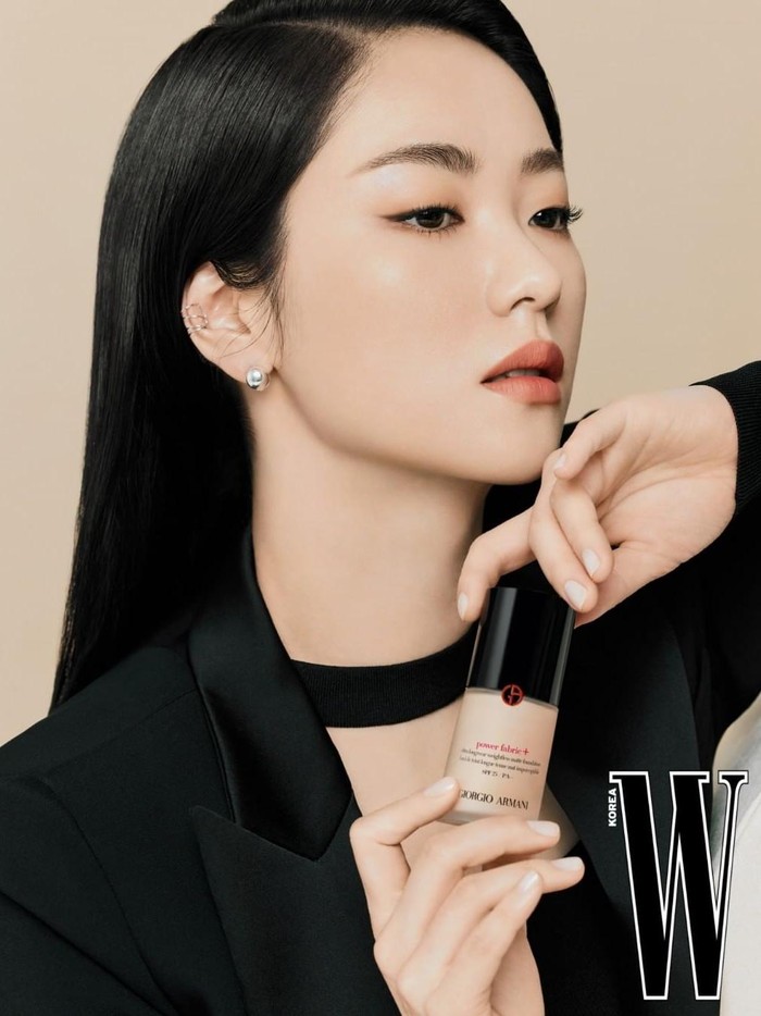 Tampil dengan busana serba hitam, rambut yang dibiarkan tergerai hingga bahu, serta makeup yang minimalis, Jeon Yeo Been turut menonjolkan visual serta kecantikan alaminya./ Foto: instagram.com/wkorea
