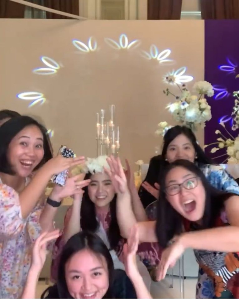 Jessica Tanoesoedibjo baru saja mendapatkan kejutan bridal shower dari rekan-rekannya. Yuk, intip potretnya!