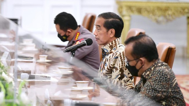 Stafsus Mensesneg menjelaskan Jokowi adalah pemimpin yang workaholic, sehingga sesuatu yang dikerjakan harus selesai oleh pembantu-pembantu presiden.