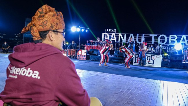 Menparekraf Sandiaga Uno secara membuka secara resmi Pentas Danau Toba dan yakin bisa menciptakan kebangkitan ekonomi serta budaya lokal.