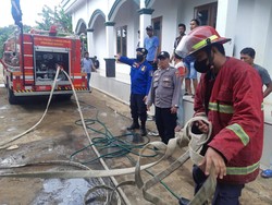 Pria Diduga Depresi Bakar Rumah Keluarga Lalu Bacok Tetangga di Serang