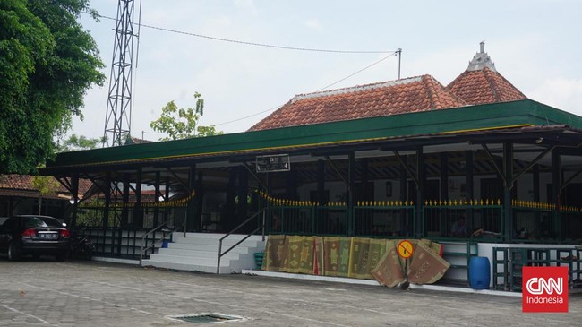 Masjid Sulthoni Wotgaleh berada persis di luar atau sisi selatan landasan pacu Bandara Adisoetjipto Yogyakarta ini bak tersembunyi oleh areal pohon tebu.