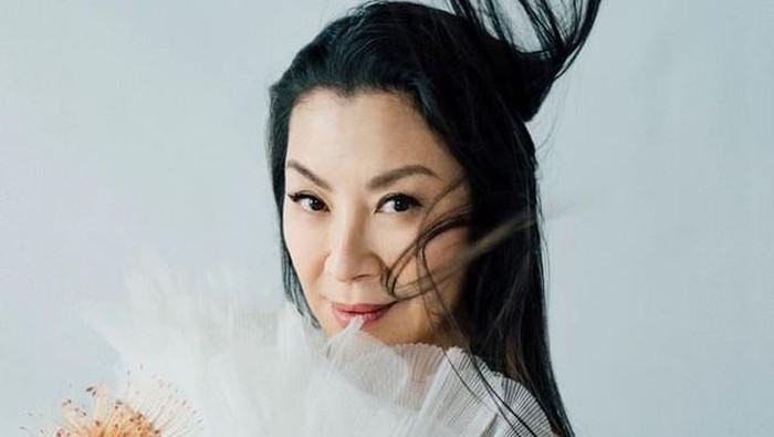 Michelle Yeoh Kenakan Gaun Rancangan Sebastian Gunawan! Elegan dan Awet Muda di Usia 59 Tahun