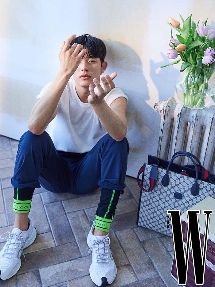 Park Solomon atau juga disapa sebagai Lomon melakukan pemotretan bersama W Korea yang juga berkolaborasi dengan brand mewah Gucci./ Foto: instagram.com/wkorea